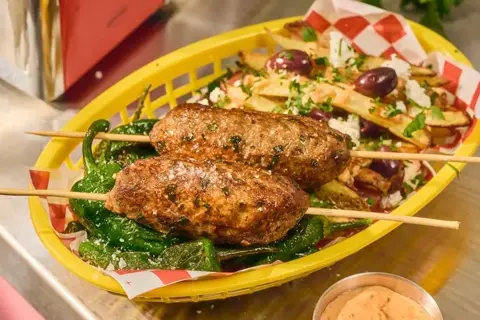 Kebabakia & tirokafteri med græske dirty fries og pimientos de padrón