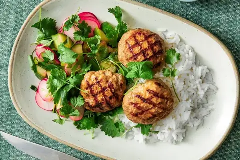 Asiatiske frikadeller med srirachayoghurt og syrlig salat