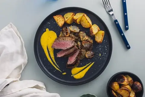 Oksetykstegsbøffer med bearnaise, hvidløgskartofler og bagte jordskokker