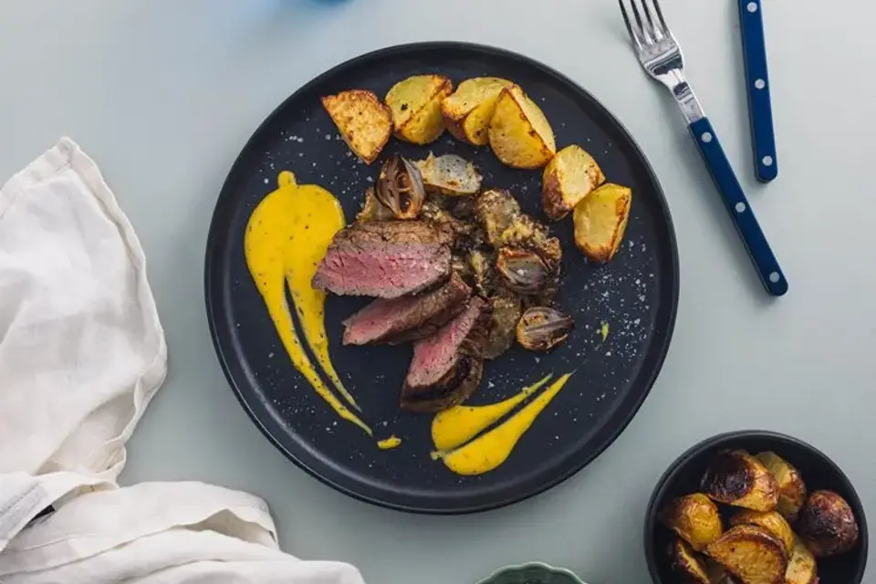 Oksetykstegsbøffer med bearnaise, hvidløgskartofler og bagte jordskokker — RetNemts eget foto
