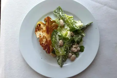 Stegt blomkål med caesar dressing og bønner