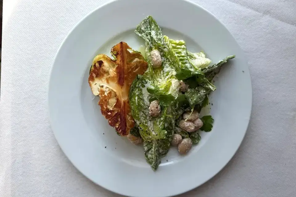 Stegt blomkål med caesar dressing og bønner — Skagenfoods eget foto