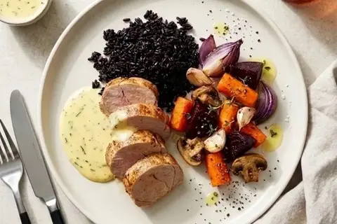 Svinemørbrad med ovnbagte grøntsager, sorte ris og bearnaisesauce