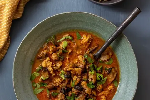 Svampesuppe med karry, kylling og hvedekerner