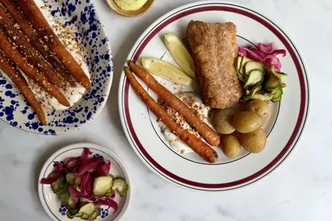 Stegt kuller med kartofler, remoulade, agurkesalat og gulerødder med dukkah