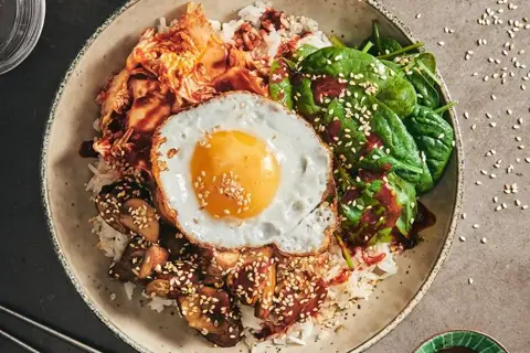Bibimbap med sojastegte svampe, kimchi og stegt æg