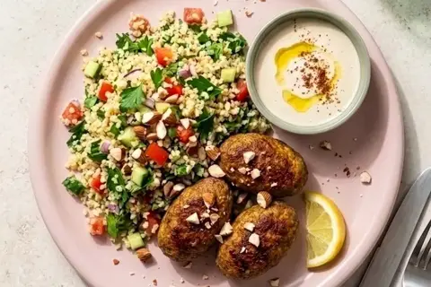 Köfte med tabouleh og tahindip