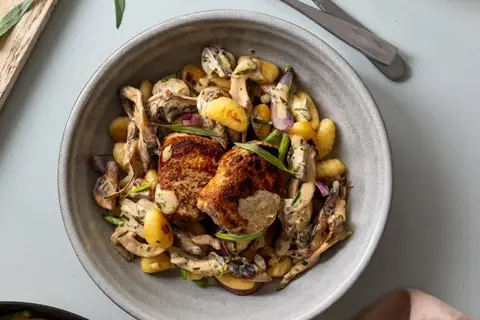 Svinemedaljoner med cremede svampe, stegte gnocchi og grønne bønner