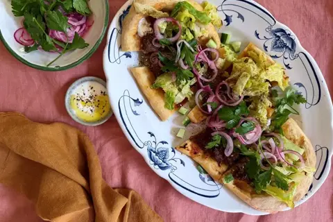 Lahmacun med krydret oksekød, za´atar og deadon kål