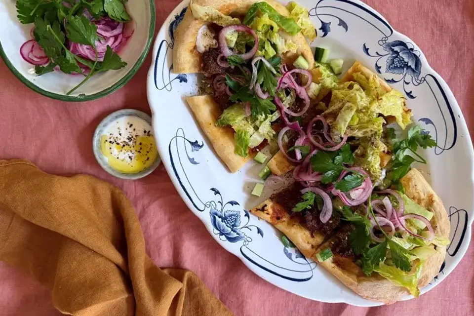Lahmacun med krydret oksekød, za´atar og deadon kål — Skagenfoods eget foto