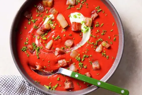 Borsjtj rødbedesuppe med bacon og brød