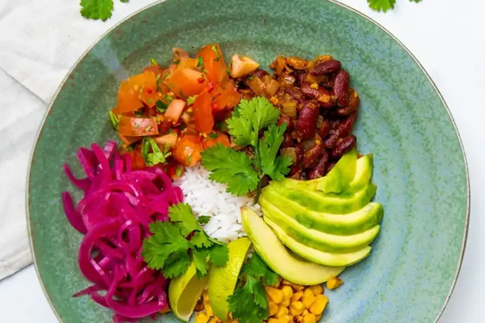 Burritobowl med avocado, ristede majs og syltede rødløg — RetNemts eget foto