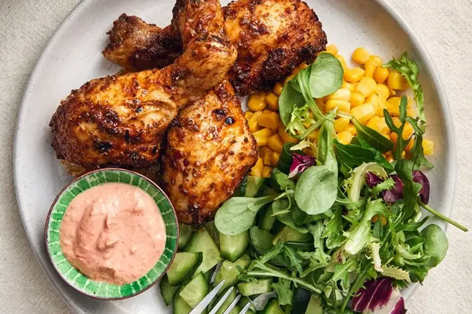 BBQ-kyllingekøller med salsaghurt og ris — RetNemts eget foto