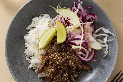 Asiatisk oksebowl med råkost og soya/ingefærsauce