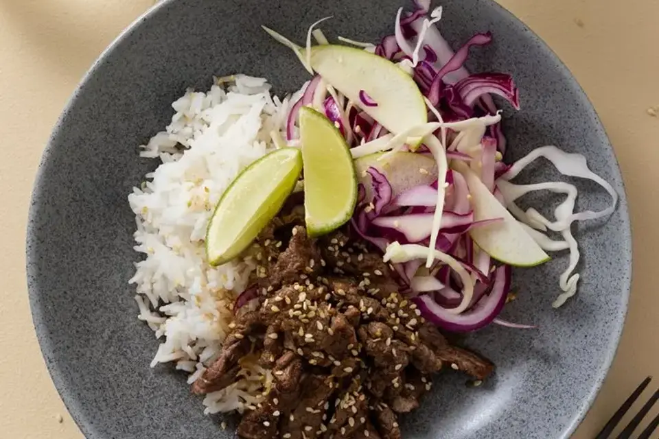 Asiatisk oksebowl med råkost og soya/ingefærsauce — RetNemts eget foto