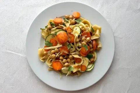 Pappardelle med kikærter, squash, gulerødder og fennikel