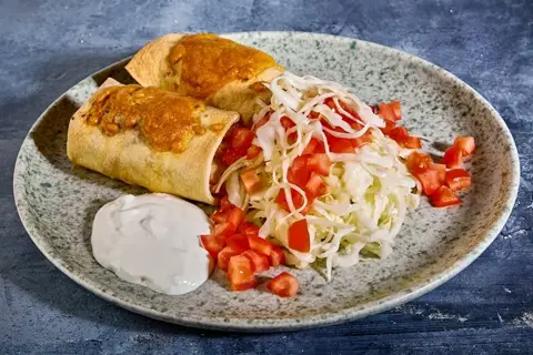 Sprøde chimichangas med spicy okse med grønt og kål