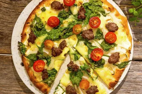 Pizza med linquica og spinat