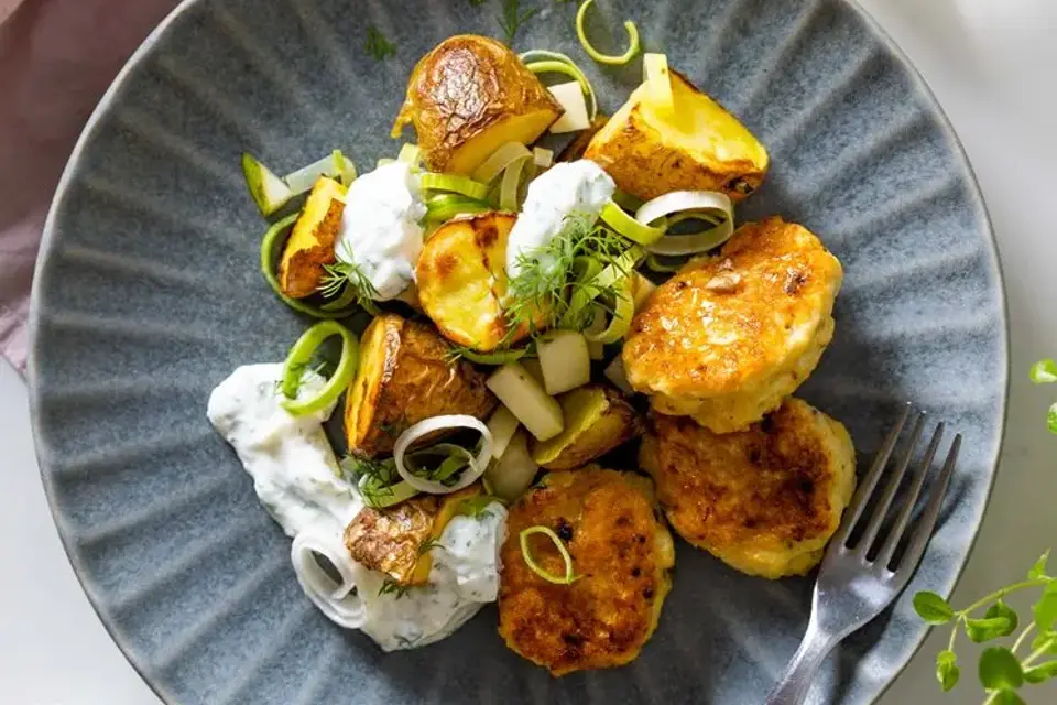 Færdigstegte fiskefrikadeller og bagt kartoffelsalat med porre og pære — RetNemts eget foto