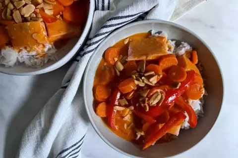 Laks i rød karry med ris, kokos og rød peberfrugt