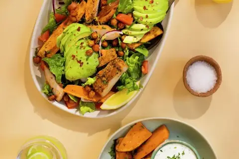 California pulled chickensalad med avocado og hjemmelavet ranch dressing