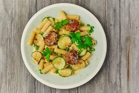 Ravioli med squash, ærter & mini krebinetter