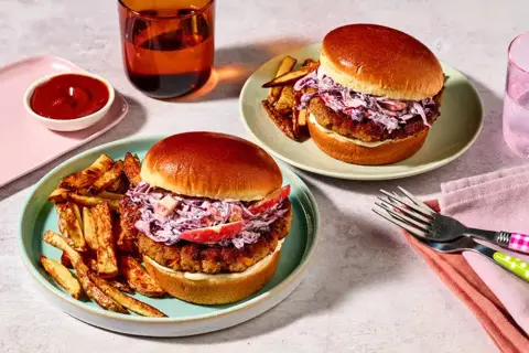 Burger og æblecoleslaw