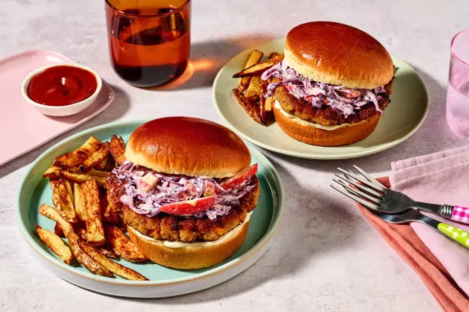 Burger og æblecoleslaw — HelloFreshs eget foto