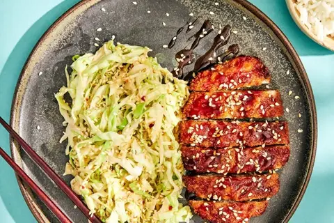 Tonkatsu schnitzel på svinekød med asiatisk slaw og basmatiris