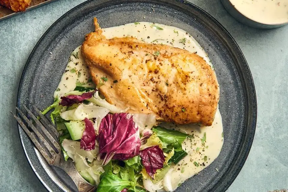 Stegt kyllingefilet med oste-bagte kartofler, frisk salat og estragonssauce — RetNemts eget foto