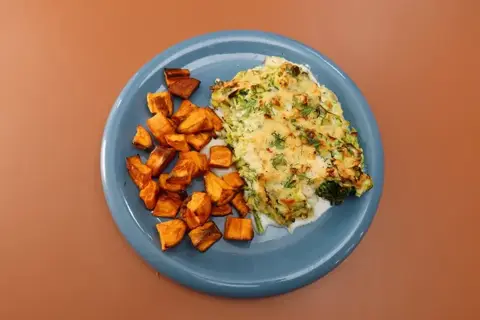 Gratineret kuller i fad med grønt