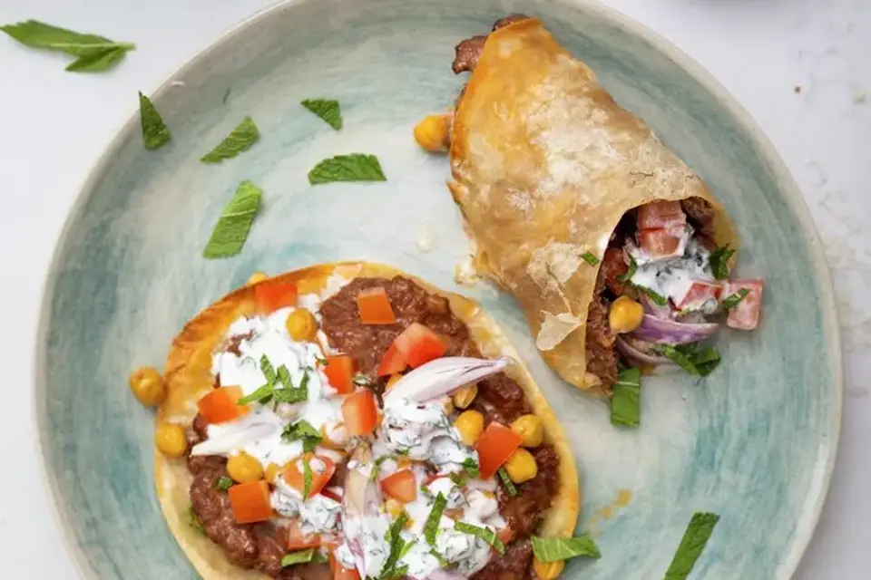 Tyrkisk lahmacun med okse, salat og mynte — RetNemts eget foto