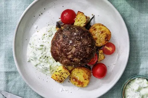 Græsk bifteki med rosmarin og tzatziki