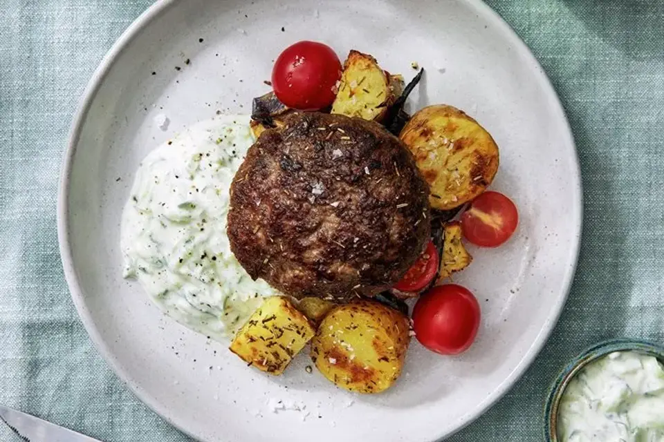 Græsk bifteki med rosmarin og tzatziki — RetNemts eget foto