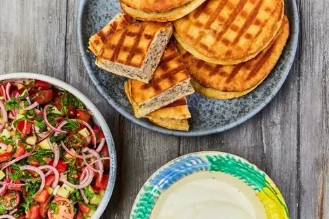 Arayes med krydret oksekød og tomat-agurkesalat