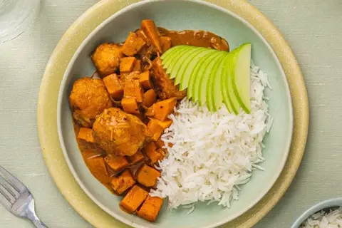 Kyllingeboller i tandoorisauce med søde kartofler