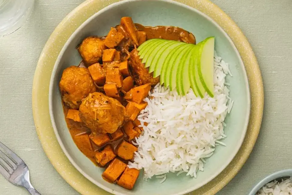 Kyllingeboller i tandoorisauce med søde kartofler — RetNemts eget foto