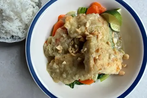 Kuller i grøn karry med pak choy og peanuts