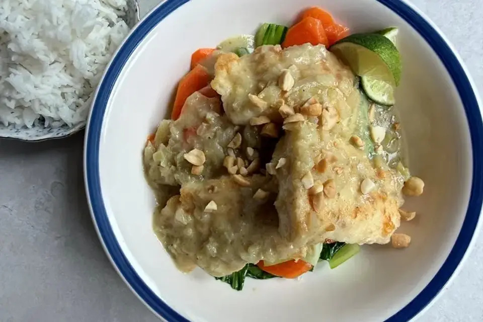 Kuller i grøn karry med pak choy og peanuts — Skagenfoods eget foto