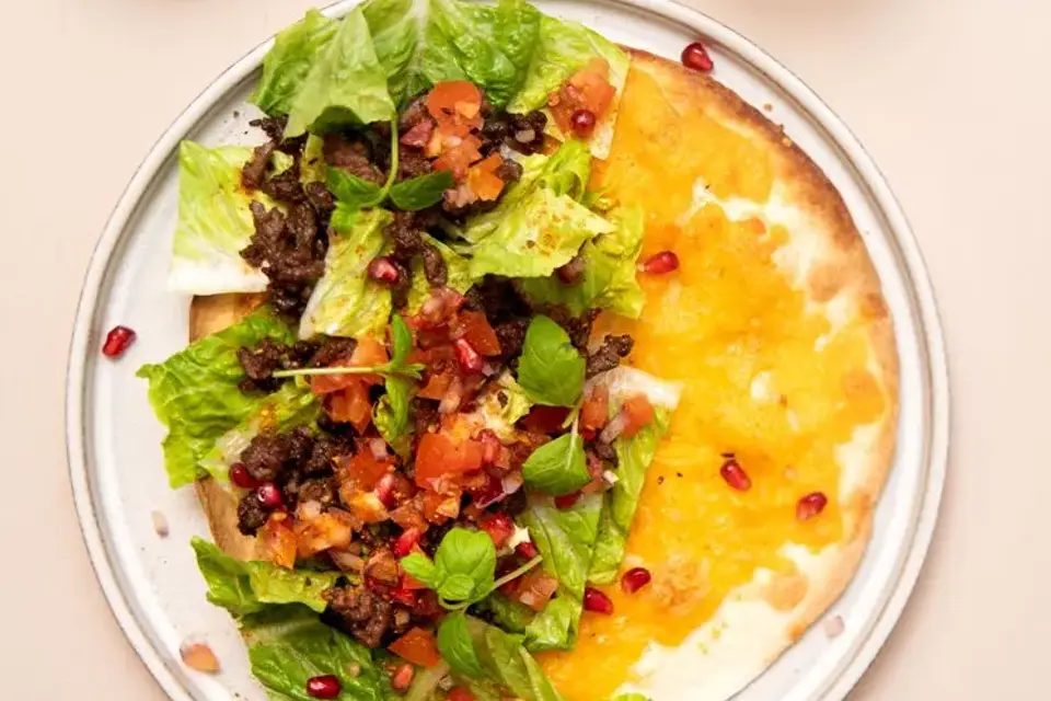 Gratinerede tortillas med krydret oksekød og granatæblesalsa — RetNemts eget foto