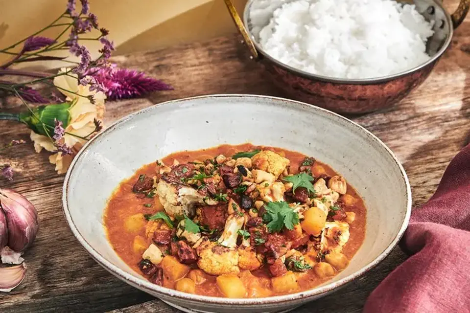 Navratan korma med ristet blomkål, koriander og cashew-topping — RetNemts eget foto