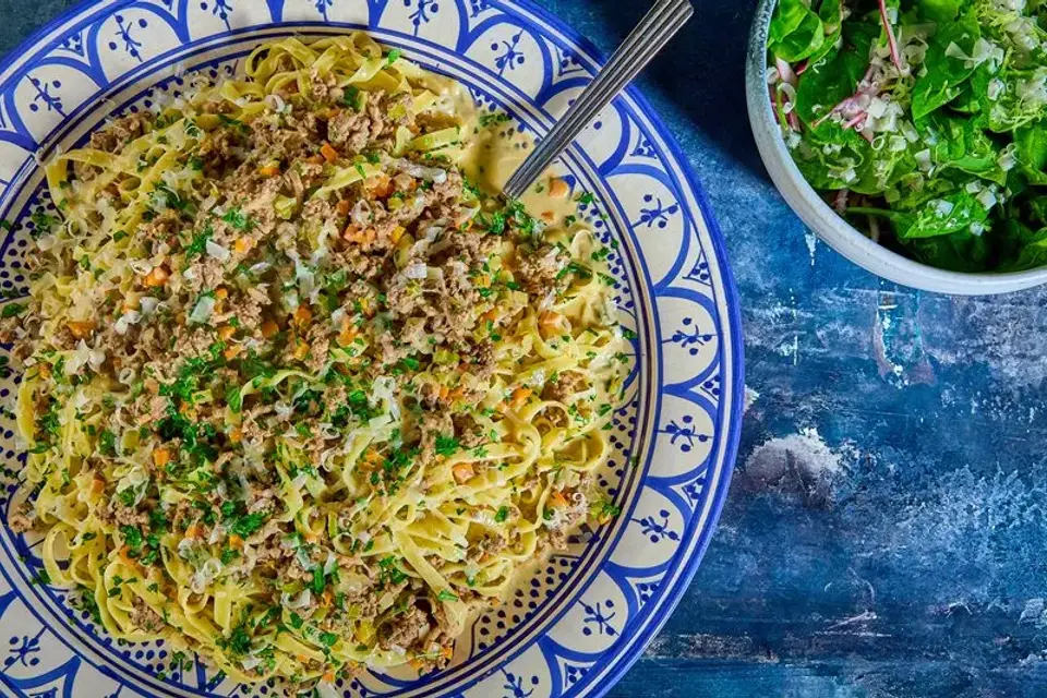 Tagliatelle al ragù bianco med parmesan og spinatsalat — Skagenfoods eget foto