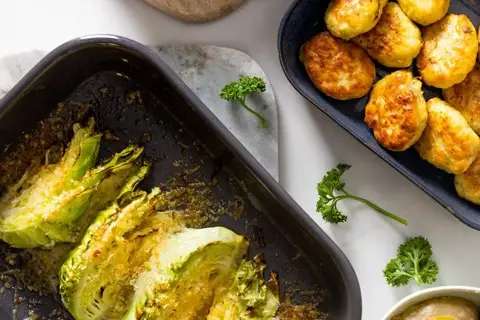 Færdigstegte fiskedeller med persillesauce og gratineret spidskål