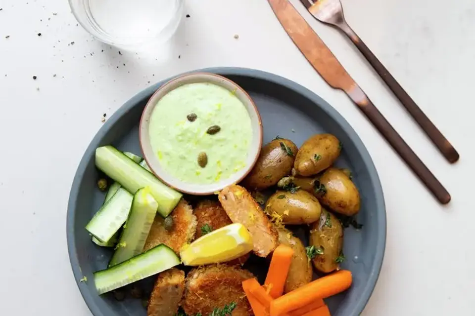 Tunfrikadeller med kapersdip og grønt — RetNemts eget foto
