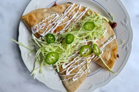 Chimichangas med krydret oksekød, cheddar og creme fraiche