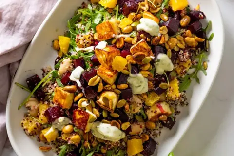 Stegt halloumi med quinoa/rødbedesalat