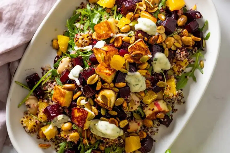 Stegt halloumi med quinoa/rødbedesalat — RetNemts eget foto