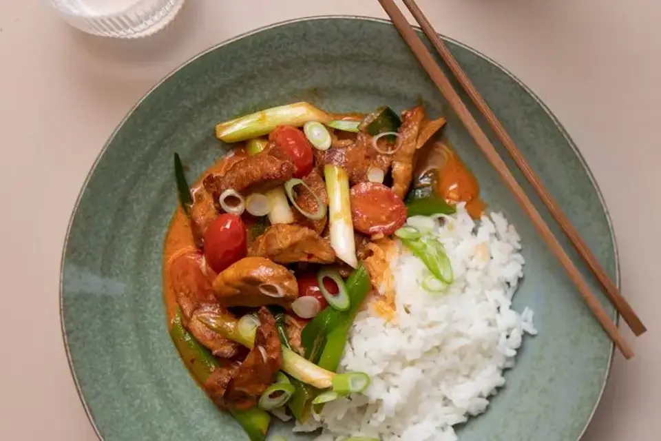 Wokstrimler med rød karry, citrongræs og kokosmælk — RetNemts eget foto