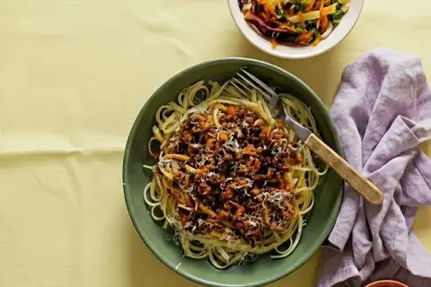 Linguine med mexi kødsovs og gulerods-kål råkost