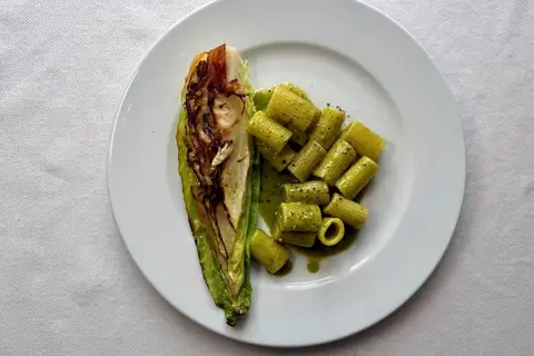 Stegt spidskål og pasta pesto